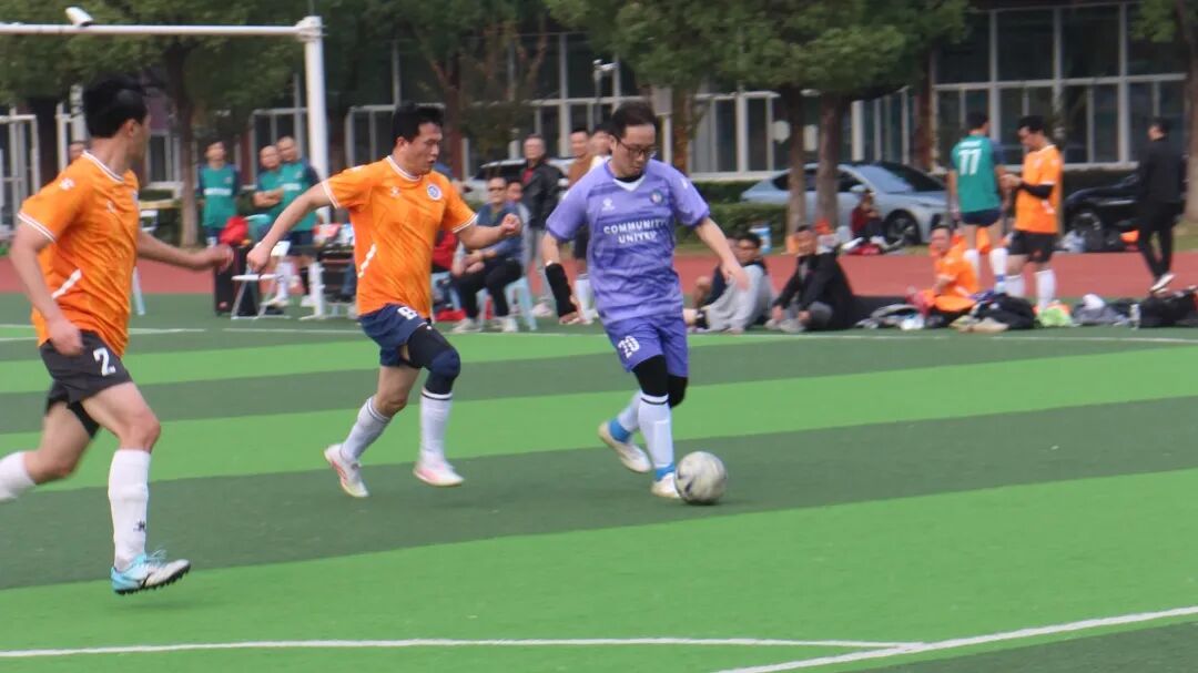 IM体育注册链接-精彩足球比赛场面热血澎湃，球员斗志昂扬